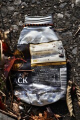 プレスされた缶