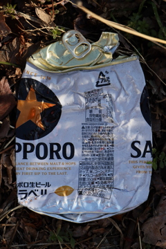 プレスされた缶