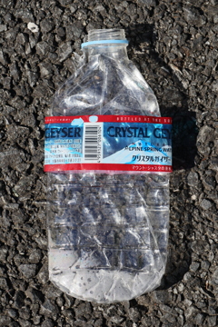 プレスされたボトル