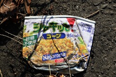 プレスされた缶