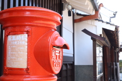 街の片隅に佇むポストが