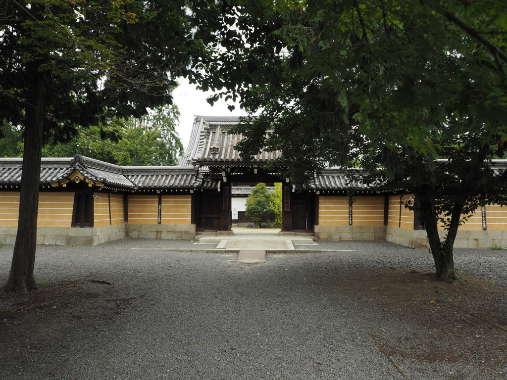 浄土真宗本願寺派本願寺西山別院 山門