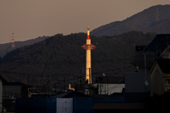 夕陽に染まる京都タワー