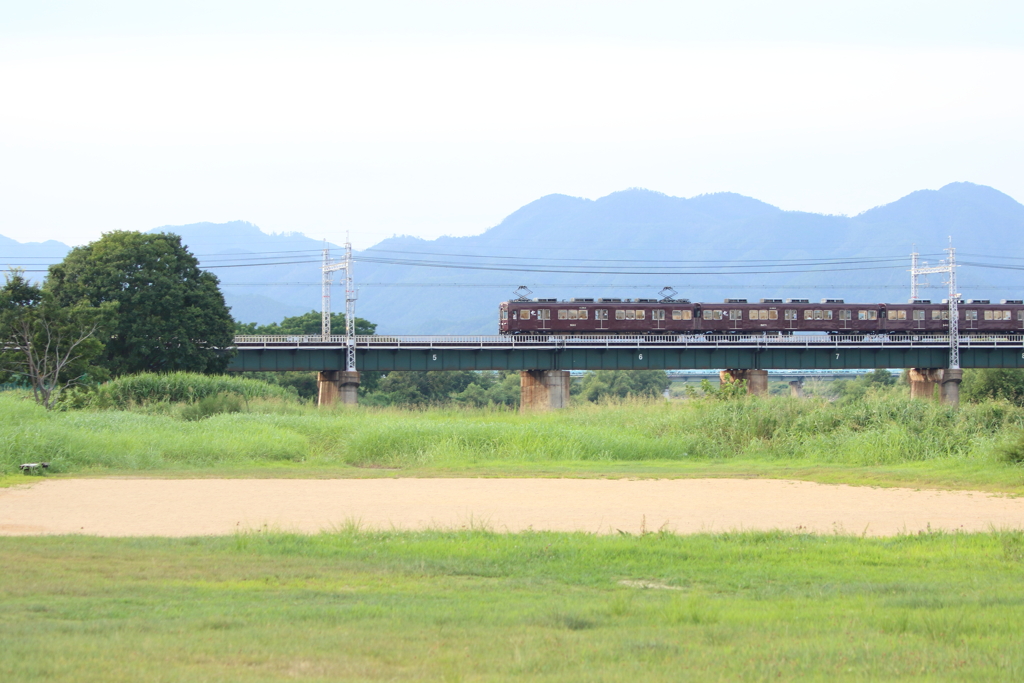 桂川をわたる阪急電車