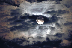 雲中の月