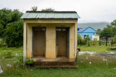 カンボジアの田舎小学校のトイレ