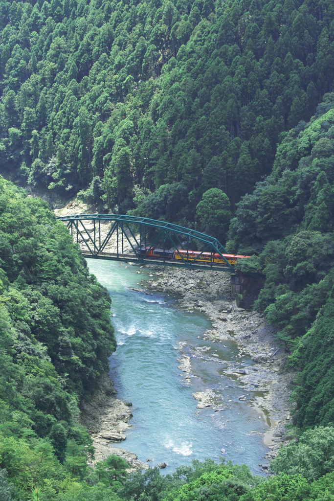 保津峡を渡るトロッコ列車 １