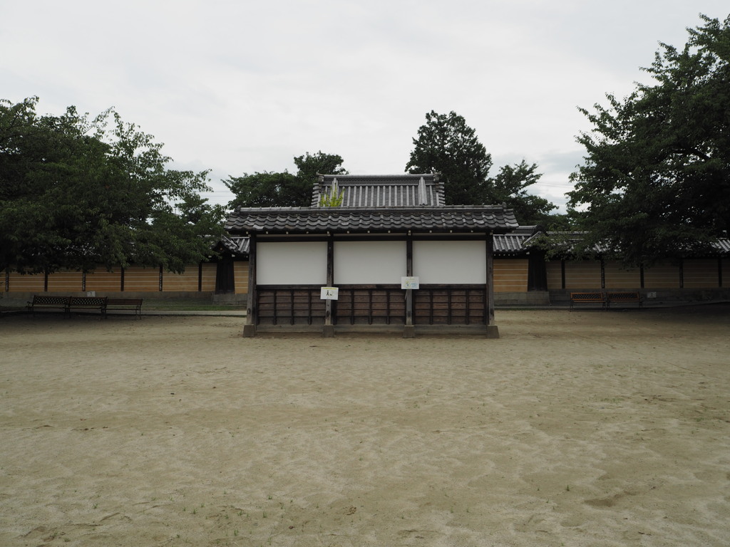 浄土真宗本願寺派本願寺西山別院 本堂前