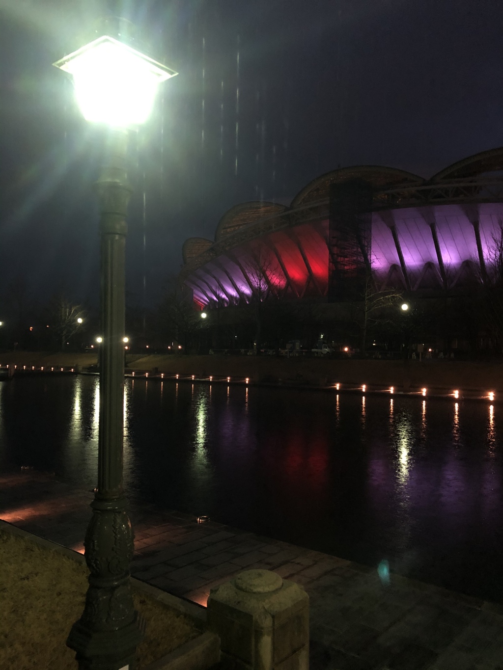 新年を祝う紅白カラーのビッグスワン。