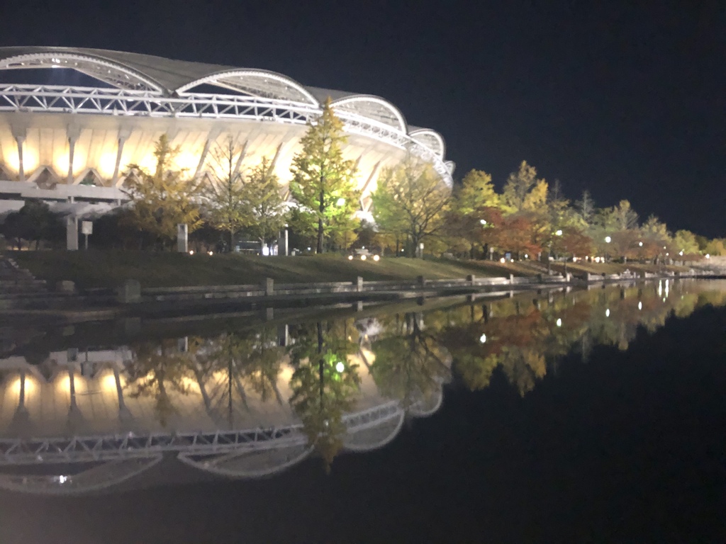 第三波の注意を促す黄色のライトアップ。