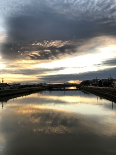 空と水面の光と影