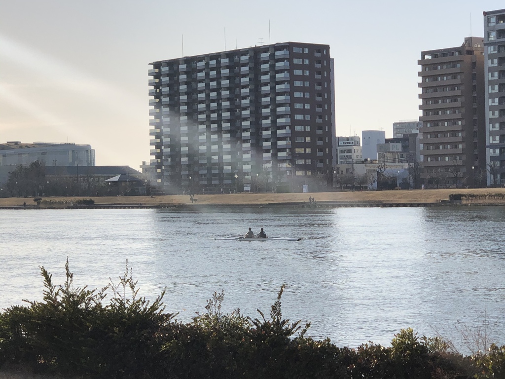 春のスポットライトの中、最初の一漕ぎ。