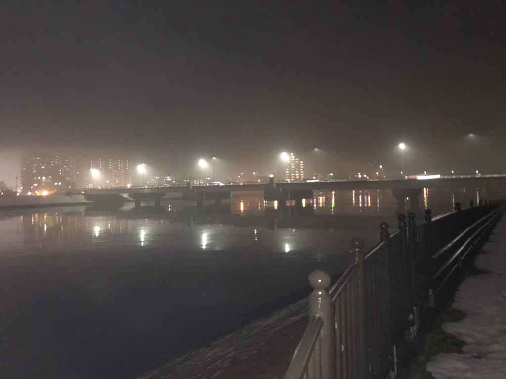 霧に浮かぶ街の灯