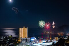 月灯りの舟と花火