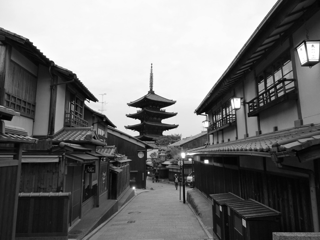京都にて　五重の塔を　眺む道　心落ち着く　石畳かな
