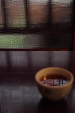 京の葦簀が映る冷茶