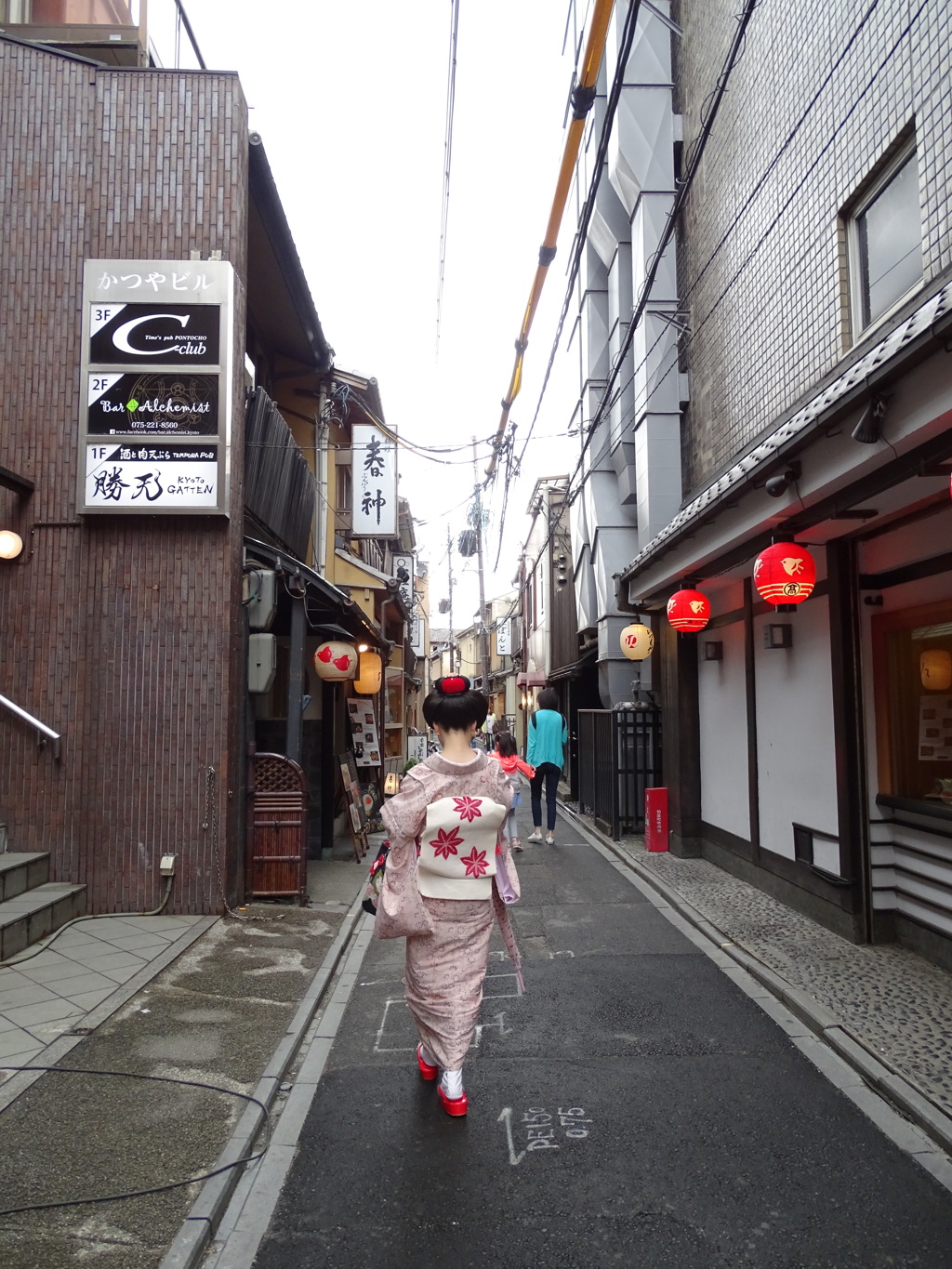 差し色の　赤が町並み　彩りを