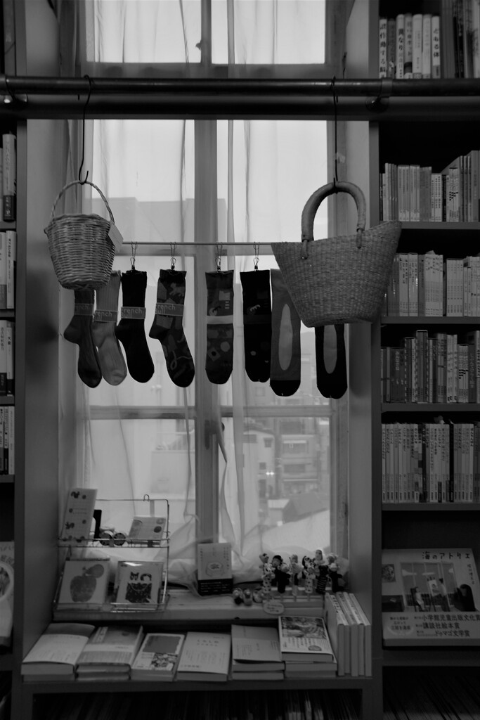 本屋さんの窓辺