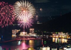 歴史ある宿たちと花火