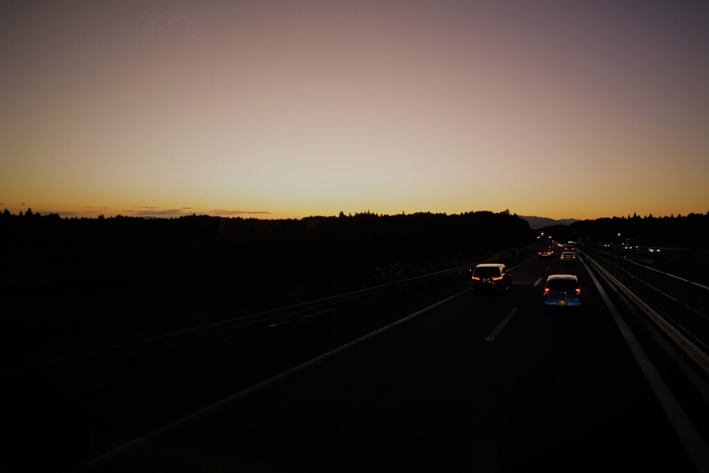 夕暮れにひた走る