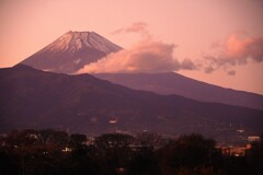 夕暮れに聳える