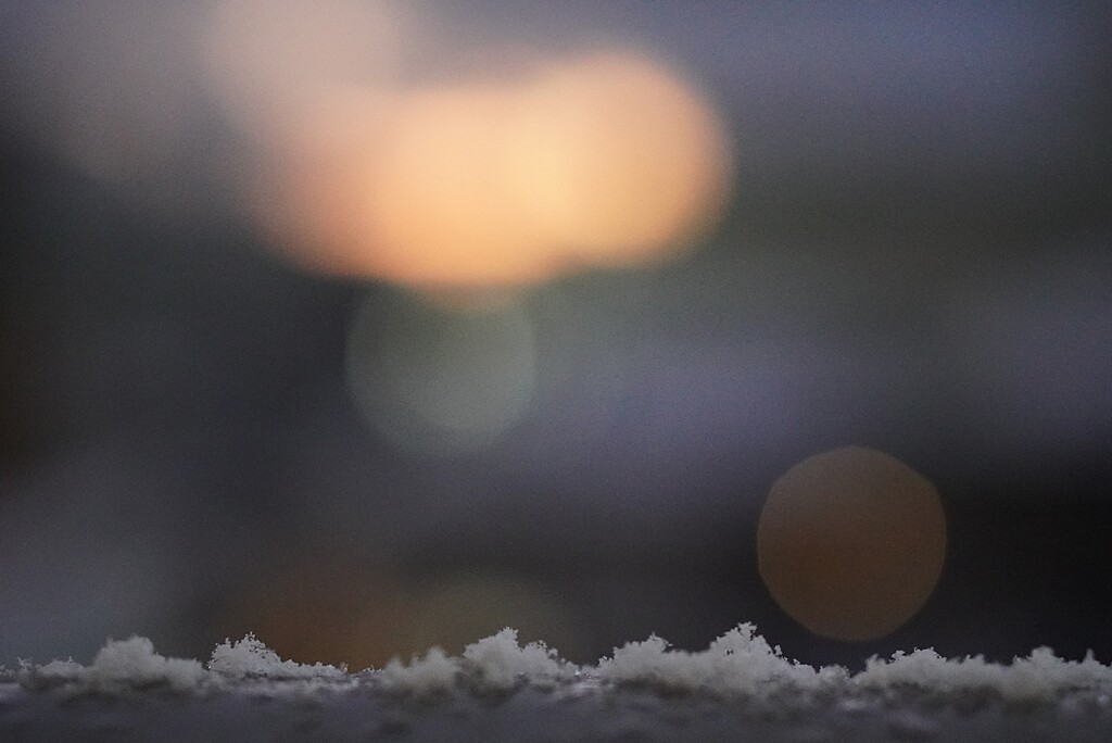 雪と朧気な夕陽