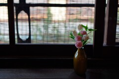 葦簀が掛かる窓辺
