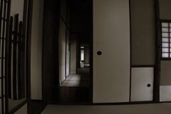畳廊下の向こうへ