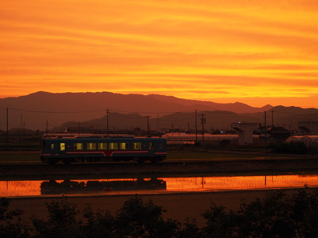 ローカル線と夕焼け