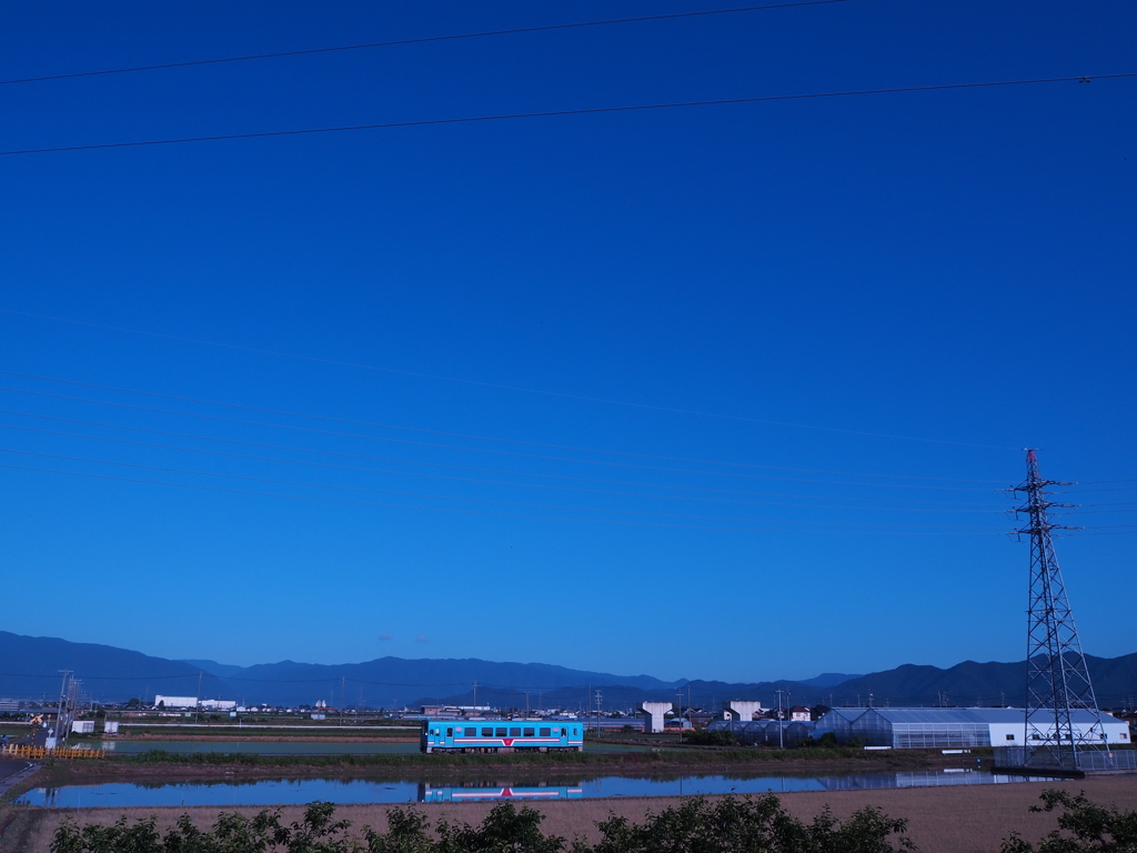 ローカル線と青空