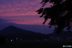 家の灯りと夕焼けと