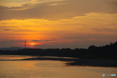川と夕日と…