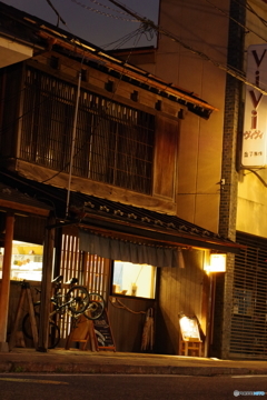 夜のカフェ