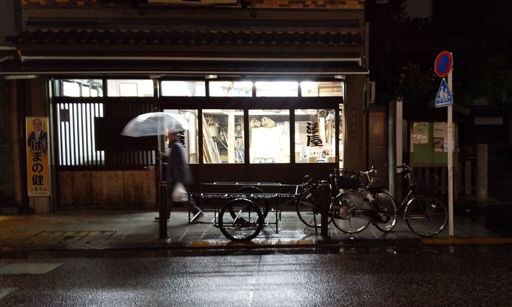 冷たい雨の灯り