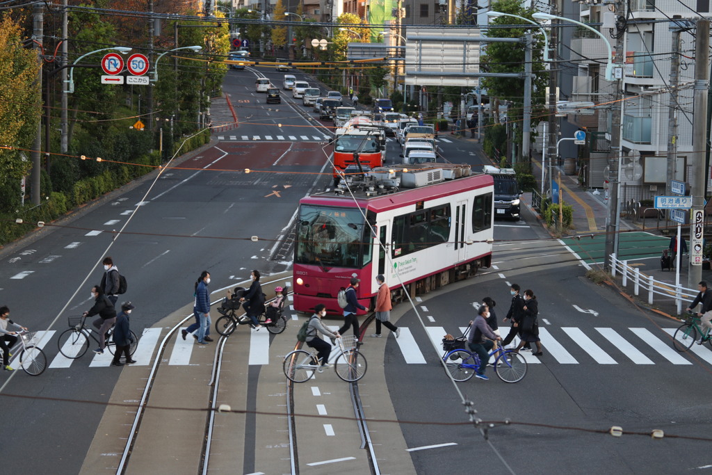 電車と人との交差点