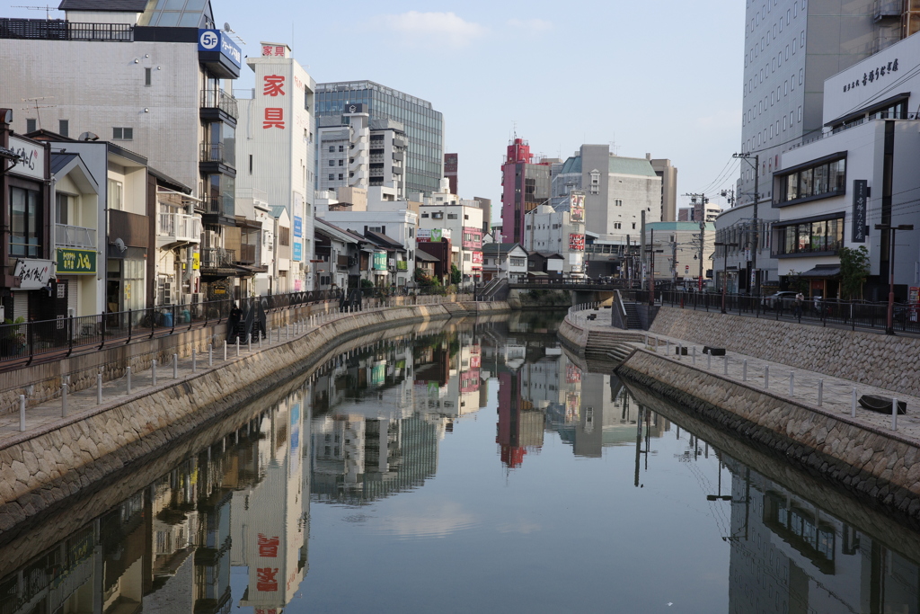 静かな中洲の水面