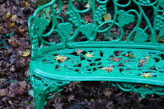 ベンチに枯れ葉