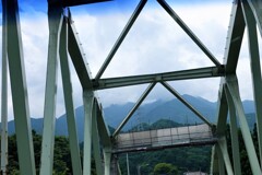 鉄橋と山々