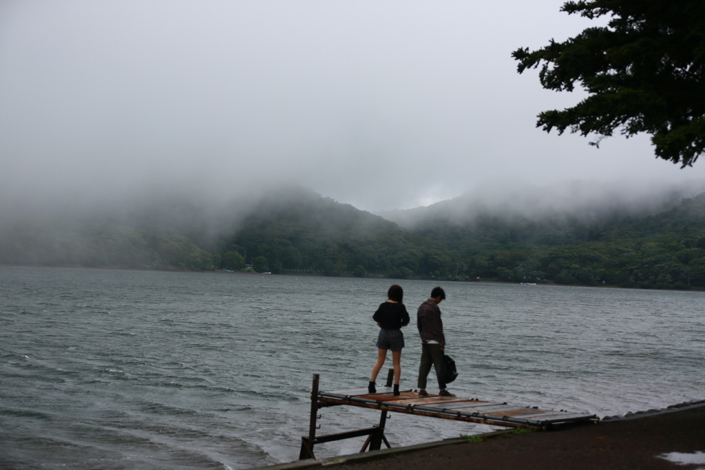 霧の湖に２人