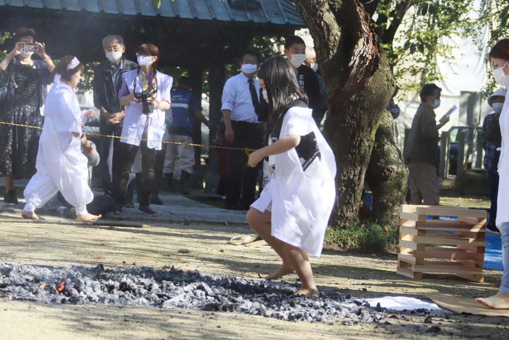 柴燈護摩火渡り式