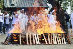 護摩火渡り　１