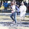 子供を抱えて火を渡る
