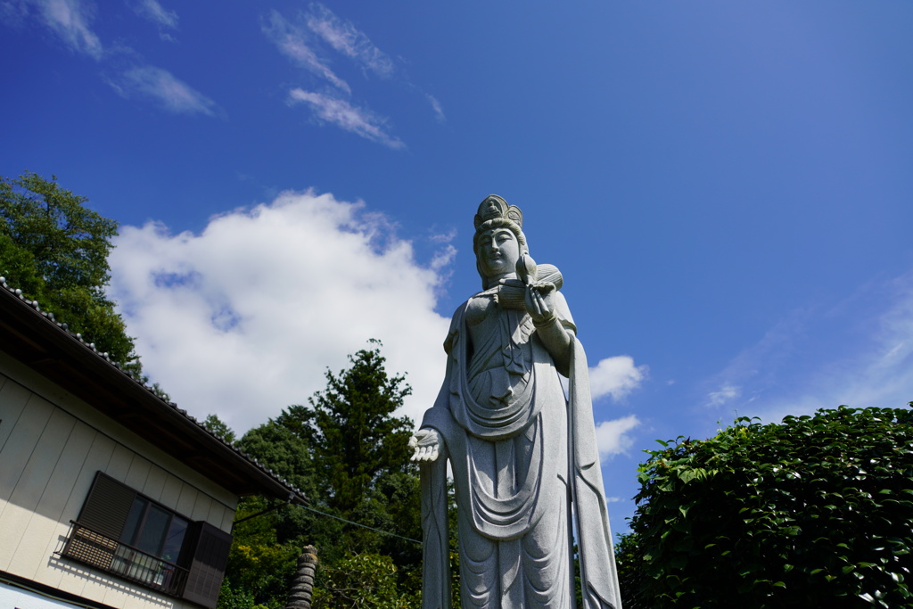 青空の下の観音様