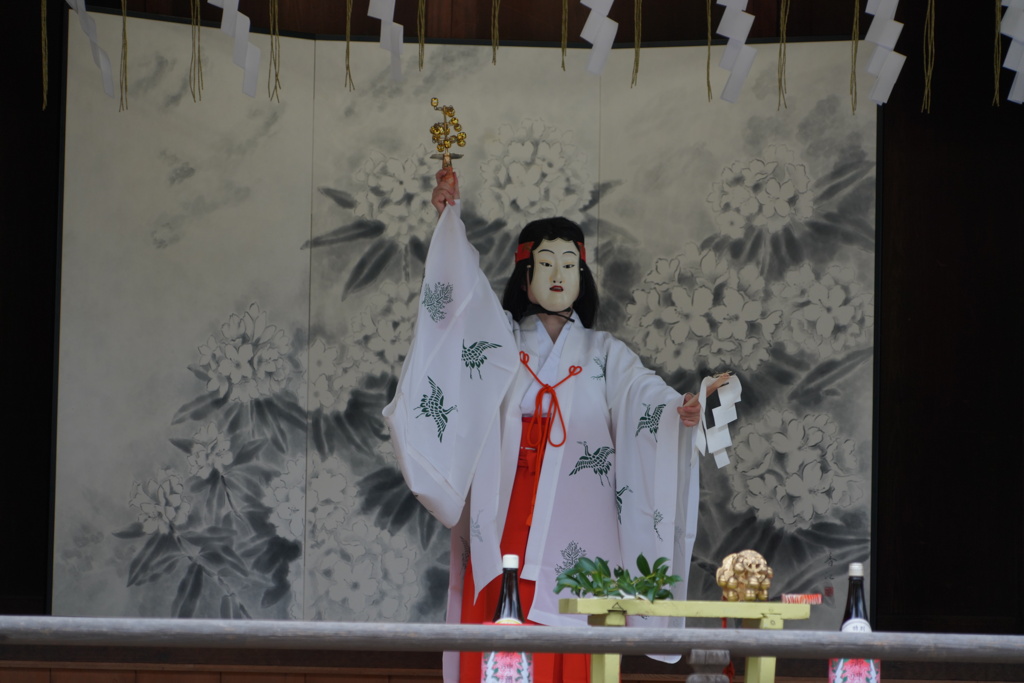 巫女舞の奉納