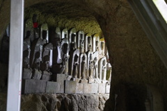 洞窟の中の石仏