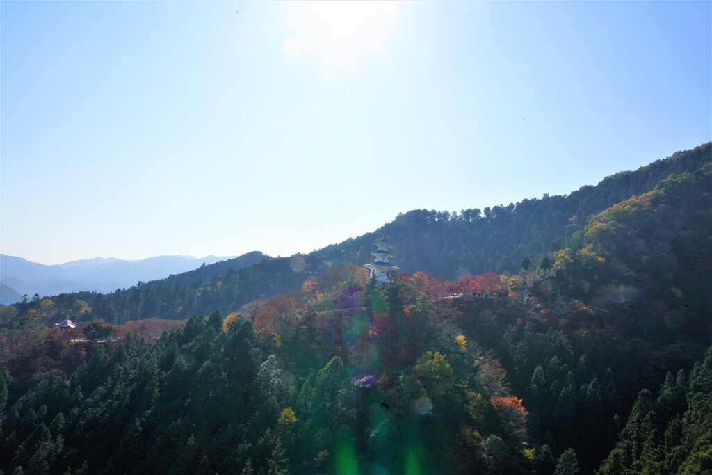 光刺す山々