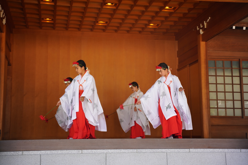 高麗神社の巫女舞