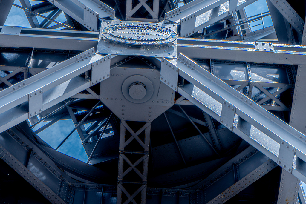  Giant Cantilever Crane