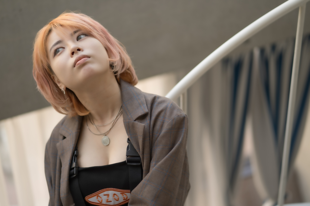 レンガ色の空を斜めに見上げて　口笛吹いていたmy home town♬