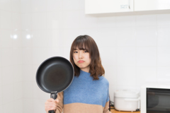 ③　それともフライパンで叩かれたい？